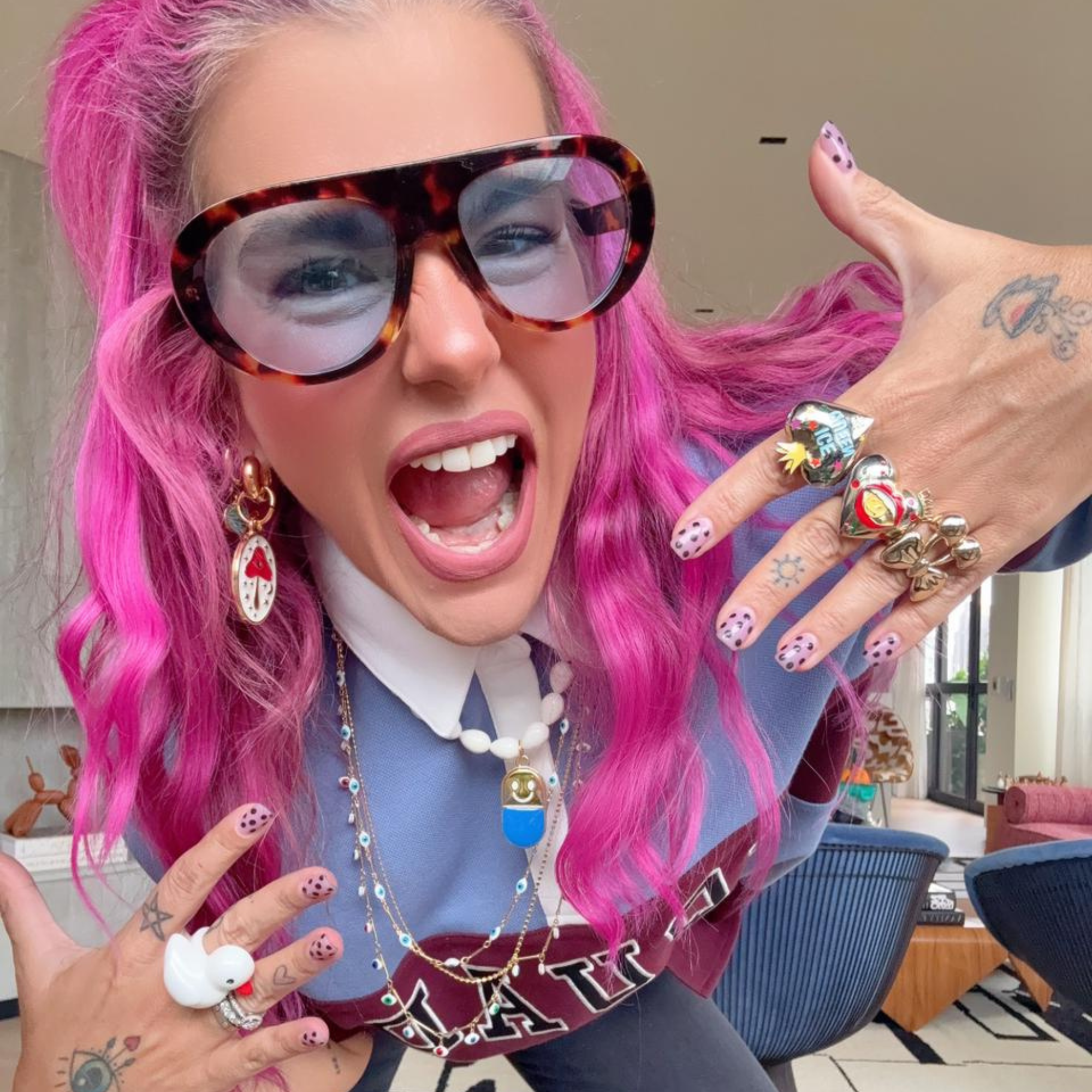 Colar Take Your Pills | vidro, metal com banho e metal esmaltado | Ene Ene