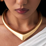 Choker Triangular Abertura Curva Dourada